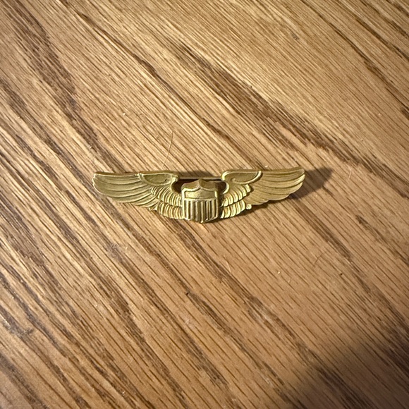 Vintage Gold Filled US Army Air Force Pilot Wings WWII Emblem Pin - Picture 3 of 6